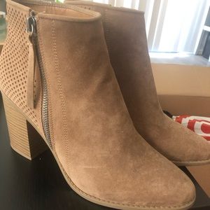 UNIVERSAL THREAD BOOTS🌸